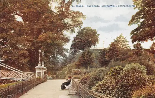 L235 England Hereford Lower Walk Castle Green Benches Vintage Postkarte