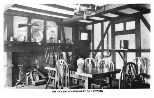 L237 England The Dickens House - Dingley dell Kitchen RPPC Vintage Postkarte