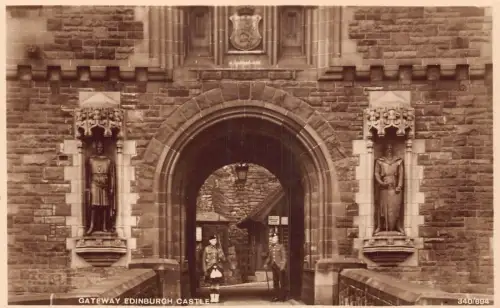 L238 Scotland Castle Gateway Guards Edinburgh RPPC Vintage Postkarte