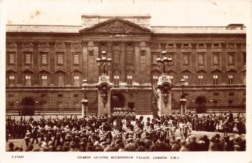 L238 England 1938 Guards Leaving Buckingham Palace London Vintage Postkarte