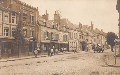 A133 Frankreich Abbeville Steyer Bourgeois Cafe Hotel Straßenpolizist Postkarte