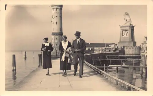 L207 Deutschland Lindauer Promenade Leuchtturm Löwe Statue Menschen Spaziergang Postkarte