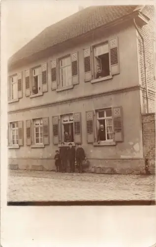 L219 Deutschland 1912 Gernsheim Hessen Familienfoto Fenster Haus Vintage Postkarte