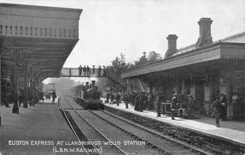 L373 Dampfzug Euston Express am Bahnhof Llandrindod Wells LNWR Postkarte