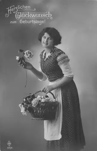 Geburtstagsgrüße 1913 Frau posiert mit Rosen Korb Vintage Postkarte