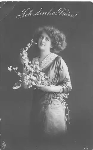 Danke 1913 Ich denke dein! Frau posiert mit Blumen Vintage Postkarte