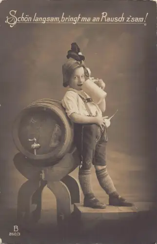 Kleiner Junge in bayerischer Tracht trinkt Bier Barrick 1910 Postkarte