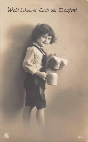 Fotomontage Kleiner Junge verschüttet Bierkrüge Vintage Postkarte