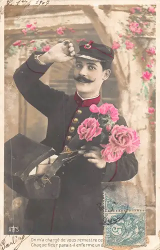 Postbote Postbote in Uniformtasche Rosenstrauß 1907 Vintage Postkarte
