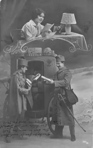Fotomontage 1915 Postkutsche Postbote teilt Briefe Frau liest Postkarte