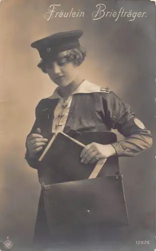 Postbote Postfrau Postfrau in Uniform und Tasche 1915 alte Postkarte