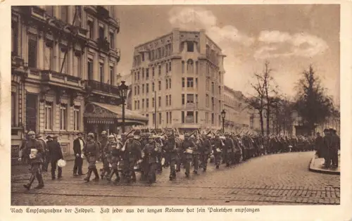WWI 1916 Infanteriesoldaten marschieren nach Erhalt der Paketpost Feldpostkarte