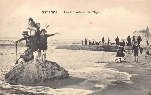 Belgien Ostende Ostende Strand Kinder spielen mit Sand Vintage Postkarte