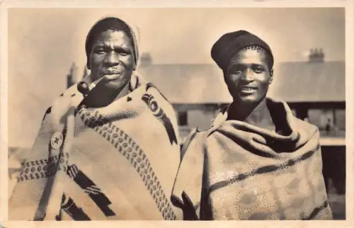 Südafrikanische Ureinwohner Männer in ethnischer Kleidung rauchen Pfeife Echtfoto Postkarte