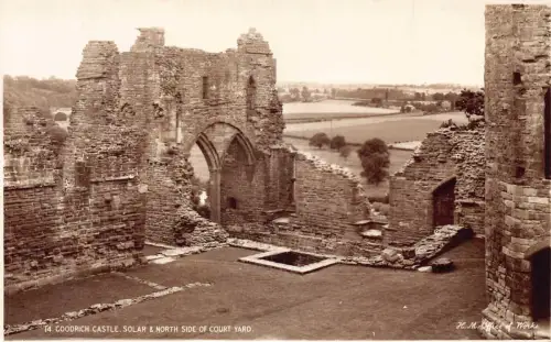 England Goodrich Castle Solar und North Side Courtyard Vintage Postkarte