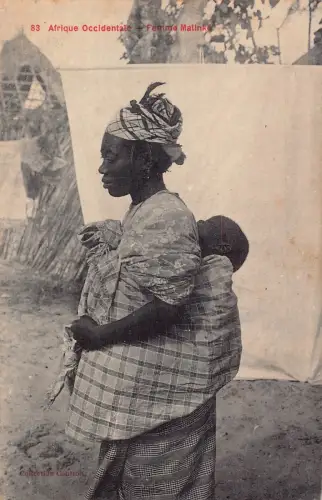 Occidental Africa Native Mother Caring Baby in Scarf on Back ethnische Postkarte