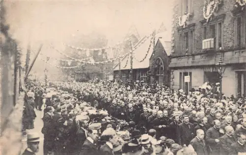 England Große Prozessionsgruppe französischer Geistlicher religiös London Postkarte