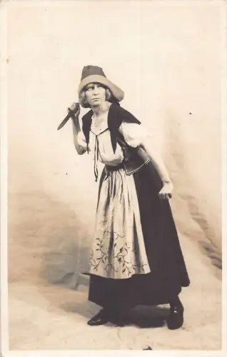 Schauspielerin 1925 Geschichte von Elsässer Frau im Kostüm mit Schwert RPPC Vintage Postkarte