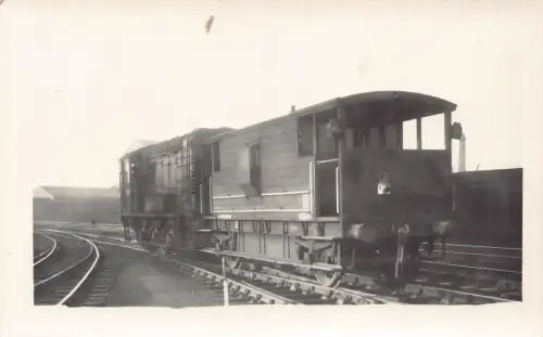 Personenwagen auf Eisenbahn Echtfoto Vintage Postkarte