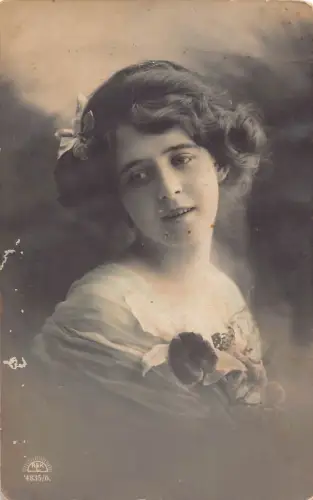 Russische Schönheit 1912 Elegante Frau mit Orchideenblumen posiert RPPC Postkarte