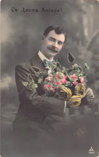 Grüße an Angela 1908 russischer Mann hält Blumenstrauß Rosen Postkarte