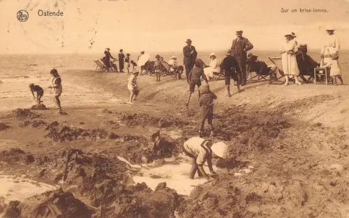 Belgien 1926 Ostende Sur un Brise-Lames Kinder spielen im Sand Postkarte