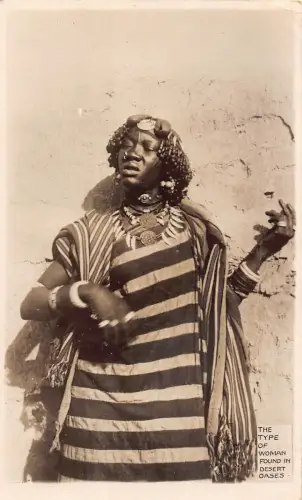 Afrikanische Art von Frau in Wüstenoasen gefunden ethnische Ureinwohner RPPC Vintage Postkarte