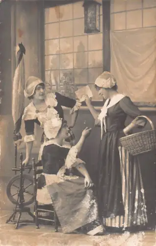 L013 Britische Mädchen Kostüme Vintage Postkarte