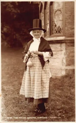 L013 Wales 1957 The Welsh National Costume Judges Vintage Postkarte