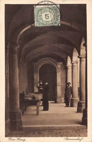 L143 Niederlande 1922 Haag Den Haag Binnenhof Männer kaufen Bücher Vintage Postkarte