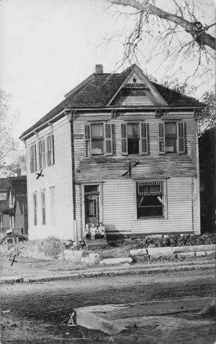 L007 Unbekannte Karte Mädchen auf Treppe Haus Sozialgeschichte Vintage RPPC