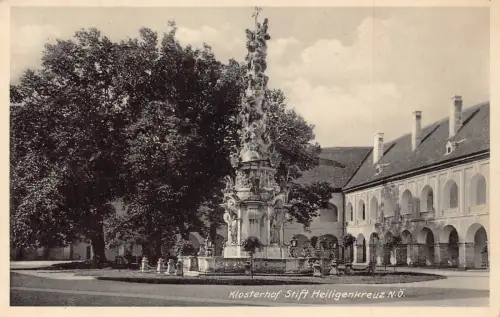 C042 Österreich, Klosterhof Stift Heiligenkreuze Vintage Postkarte
