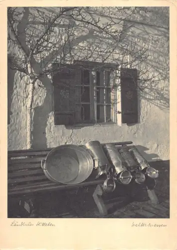 A082 Deutschland München Milchdosen trocknen auf Bank vor Haus Postkarte