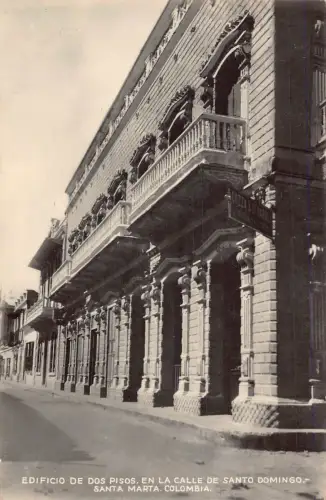 L334 Kolumbien Zwei Geschäfte Gebäude in Santa Domingo Straße Santa Marta Postkarte