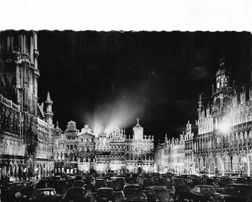 Belgien 1958 Brüssel Bruxelles Grand Place bei Nacht Autos Oldtimer Postkarte