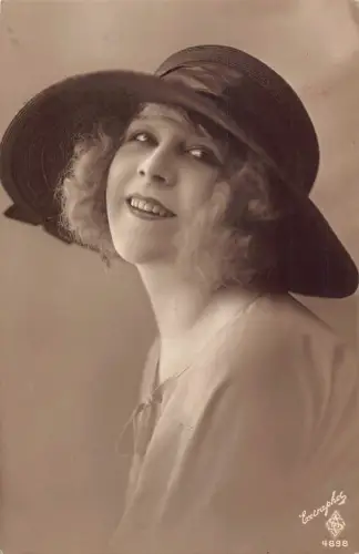 Schöne und schicke Italienerin mit großem Hut Mode Vintage Postkarte