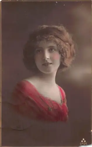 Schöne Frau mit rotem Kleid und interessanter Frisur 1923 Vintage Postkarte