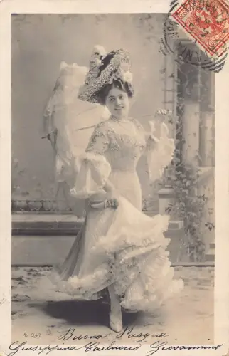Mode 1904 sehr elegante und funkelnde Kleid Hut und Regenschirm Frau Postkarte