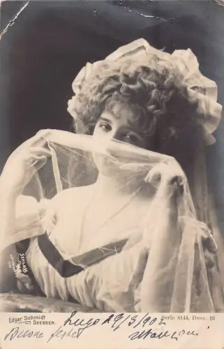 RPPC 1902 Frau mit Schleier über Nase posiert Edgar Schmidt Dresdner Atelier Postkarte