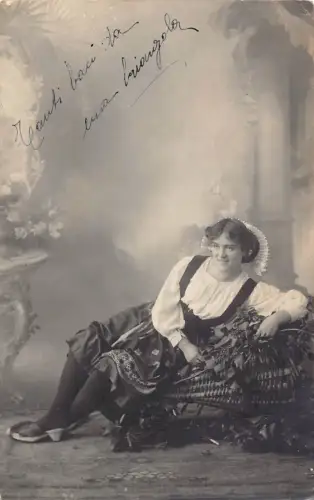 Fotomontage Italienisches Mädchen liegend auf Stuhl Trachten Postkarte
