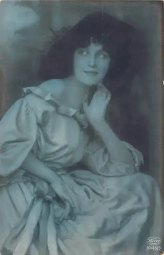 Mysteriöse Frau mit schwarzem Hut und weißem Kleid posiert Vintage Postkarte