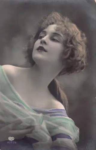 Sinnliche Frau im Volant Kleid posiert Echtfoto Vintage Postkarte