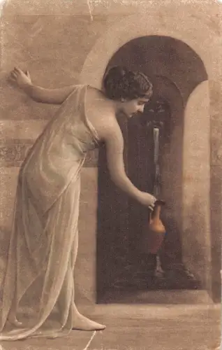 Barfüßige Frau nimmt Wasser im Topf von Fountain Art Vintage Postkarte