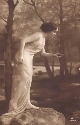 Elegante Frau bewundert Schmetterling, der auf ihrer Hand landete Fotomontage Postkarte