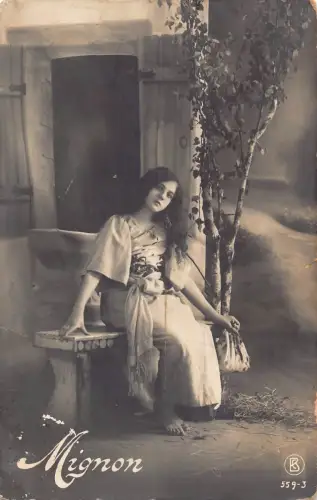 Fotomontage 1914 Mignon Barfuß Mädchen posiert in der Nähe von Haus Vintage Postkarte