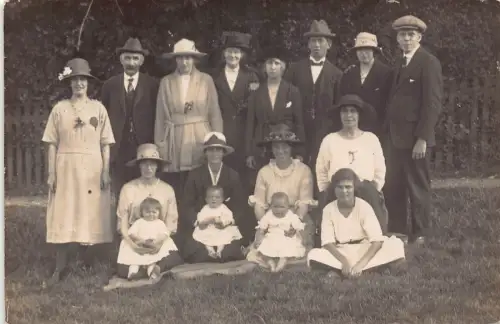 Echtfoto Britische Familie und Babys gekleidet in 20er Jahre Mode Vintage Postkarte
