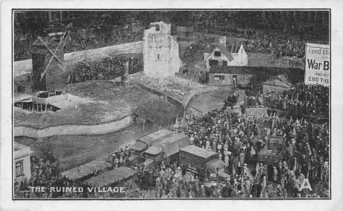 Patriotischer Trafalgar Square London wie ein zerstörtes Dorf für Spendenaktionen Postkarte