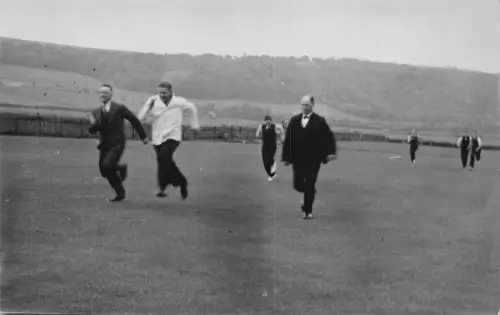 Echtfoto Britische Männer in Anzügen spielen Fußball Soccer Vintage Postkarte