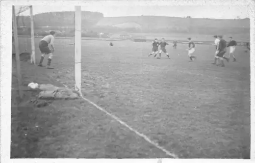 Echtfoto Britische Jungen spielen Fußball Soccer Pitch Vintage Postkarte