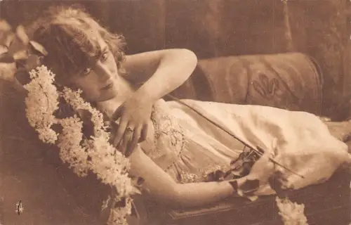 Frau liegt auf Sofa in der Nähe von Liliac Flowers in Bloom Vintage Postkarte